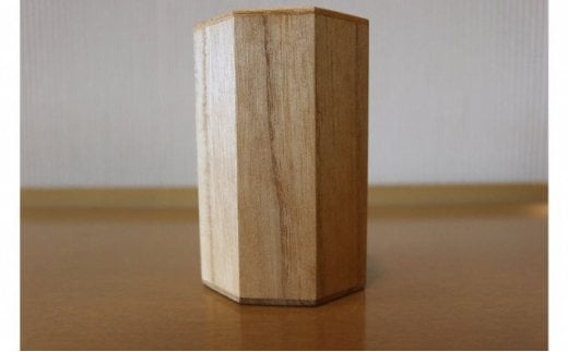 熟練桐たんす職人が手作りした桐の八角ペン立て　【11246-0137】