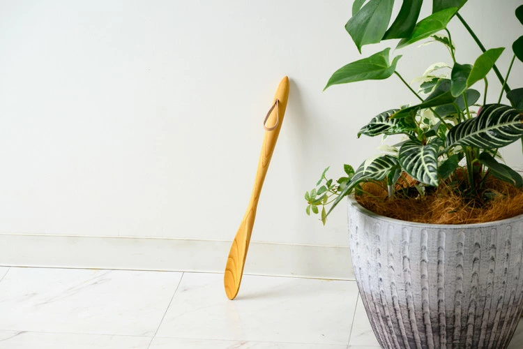 三芳町で採れたケヤキの木を削り出してできた靴べら FAA-212