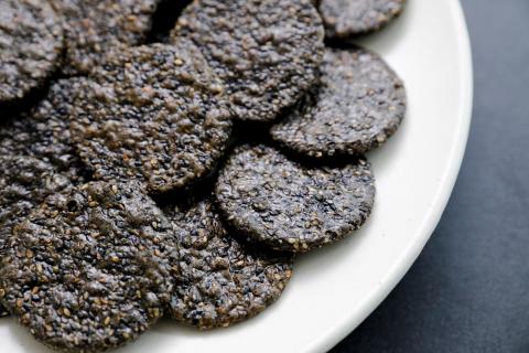 【R7.3.4より内容量変更】国産うるち米100％使用　多胡麻せん 12袋セット せんべい 煎餅 黒胡麻 黒ゴマ 黒ごま 甘辛 醤油 タレ