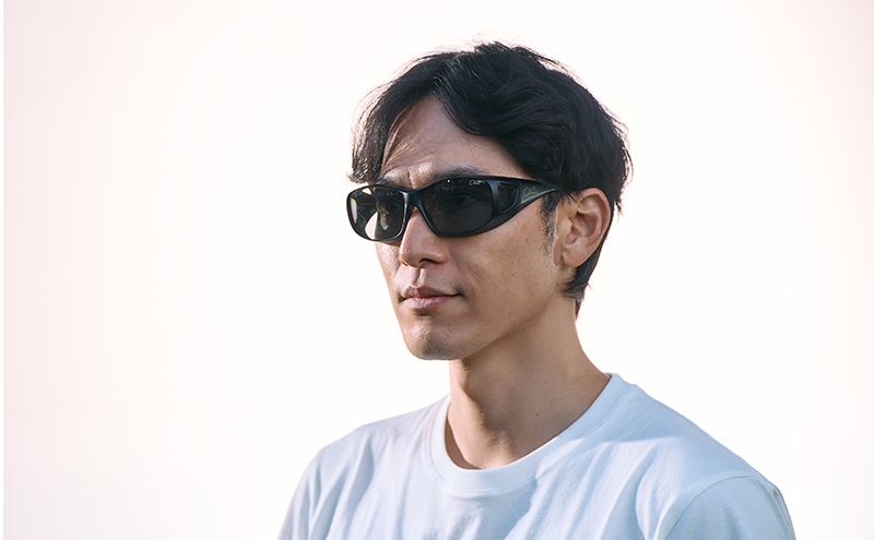 メガネの上から掛けられるサングラス オーバーグラス「Otani（オータニ）」様々なメガネに合わせやすいスクエアデザイン、小窓の側面で視野と明るさを確保、収まりの良いベーシックモデル。「いぶき」(1)マットブラック／ペールグレー