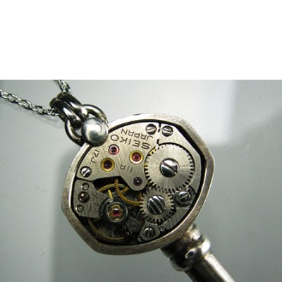 銀の笛　鍵だけど笛　メカニカルな手巻時計モチーフ ペンダント　ホイッスル　チェーン付き　シルバー92【配送不可地域：沖縄県】