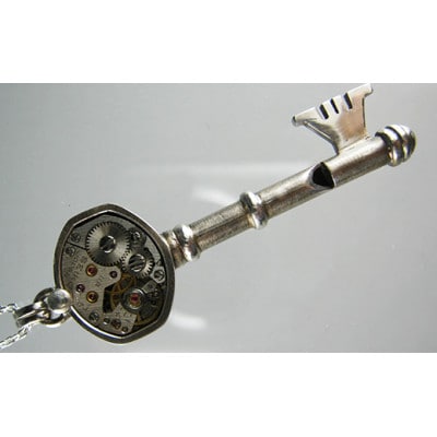 銀の笛　鍵だけど笛　メカニカルな手巻時計モチーフ ペンダント　ホイッスル　チェーン付き　シルバー92【配送不可地域：沖縄県】