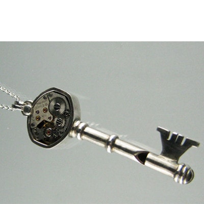 銀の笛　鍵だけど笛　メカニカルな手巻時計モチーフ ペンダント　ホイッスル　チェーン付き　シルバー92【配送不可地域：沖縄県】