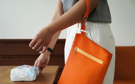上質な日本製おむつポーチ「occhi」（オレンジ）