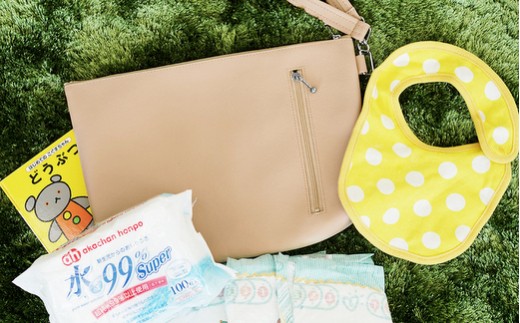 上質な日本製おむつポーチ「occhi」（レッド）