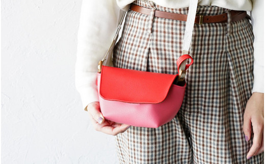 カラーオーダーできるPVCレザーカメラポーチ「sacoa」（マスタード）