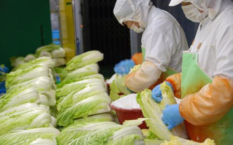 東上野キムチ横丁で大人気！人気おつまみ3種セット