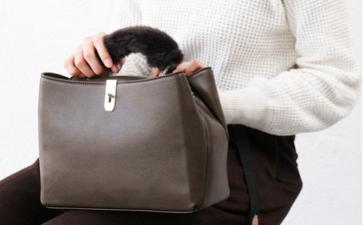 バッグの持ち手をオシャレにするファーハンドル2個セット（チャコールグレー）