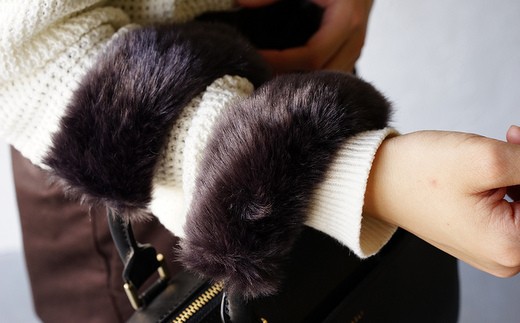 バッグの持ち手をオシャレにするファーハンドル2個セット（チャコールグレー）