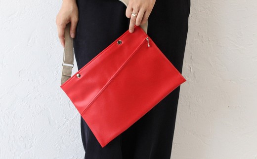 上質で上品でシンプルなショルダーバッグ「saco」（レッド）