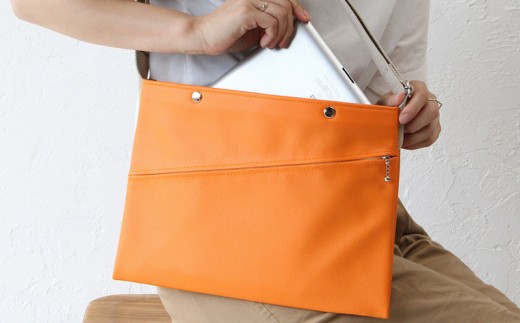上質で上品でシンプルなショルダーバッグ「saco」（オレンジ）