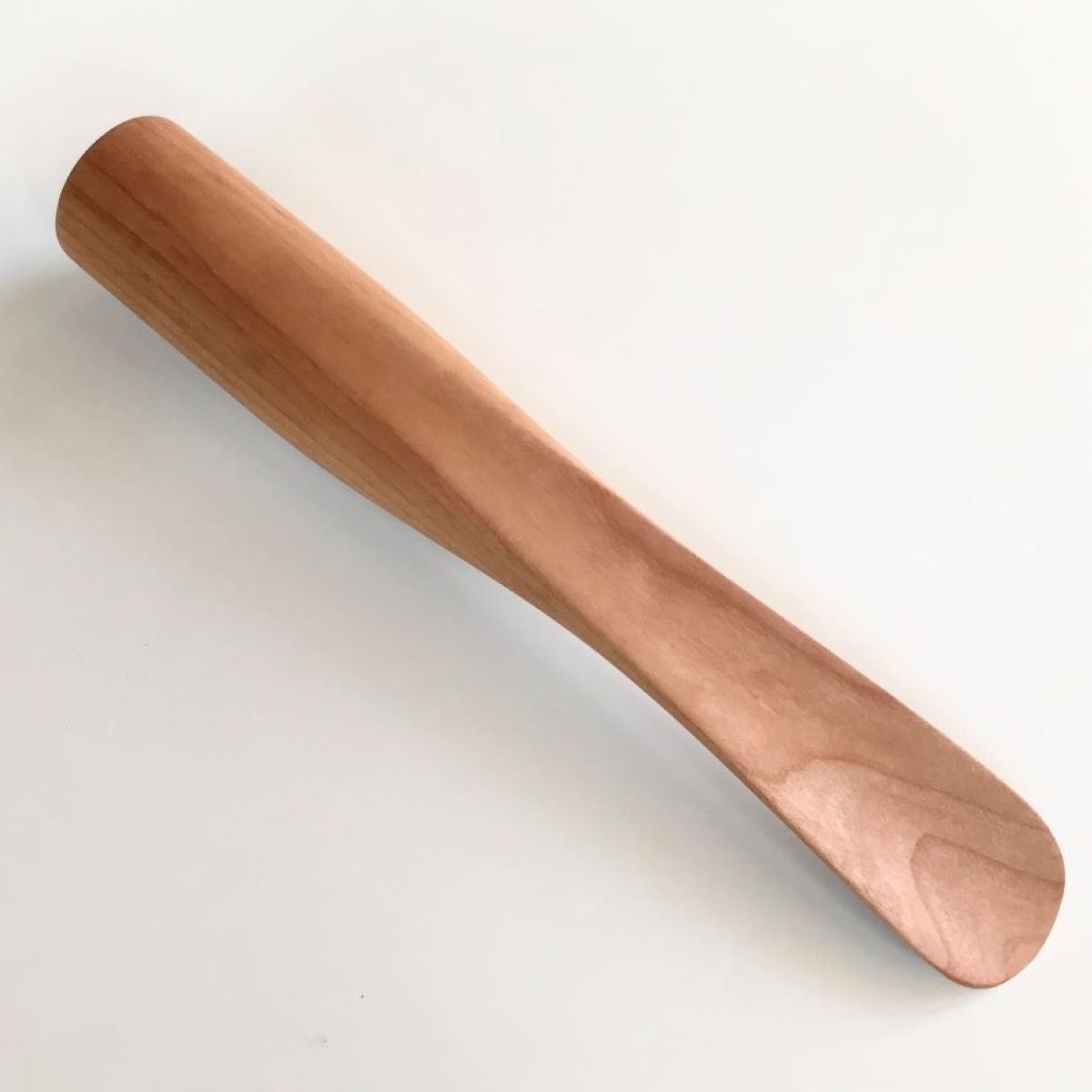 チェリーの木で作った立つ靴べら　自立する靴べら(1個)木製　WOOD STUDIO KUZE’S / ふるさと納税 木工品 天然木 天然素材 手作り 靴べら shoehorn 自立 日用品 雑貨 ギフト プレゼント 千葉県 茂原市 MBA003