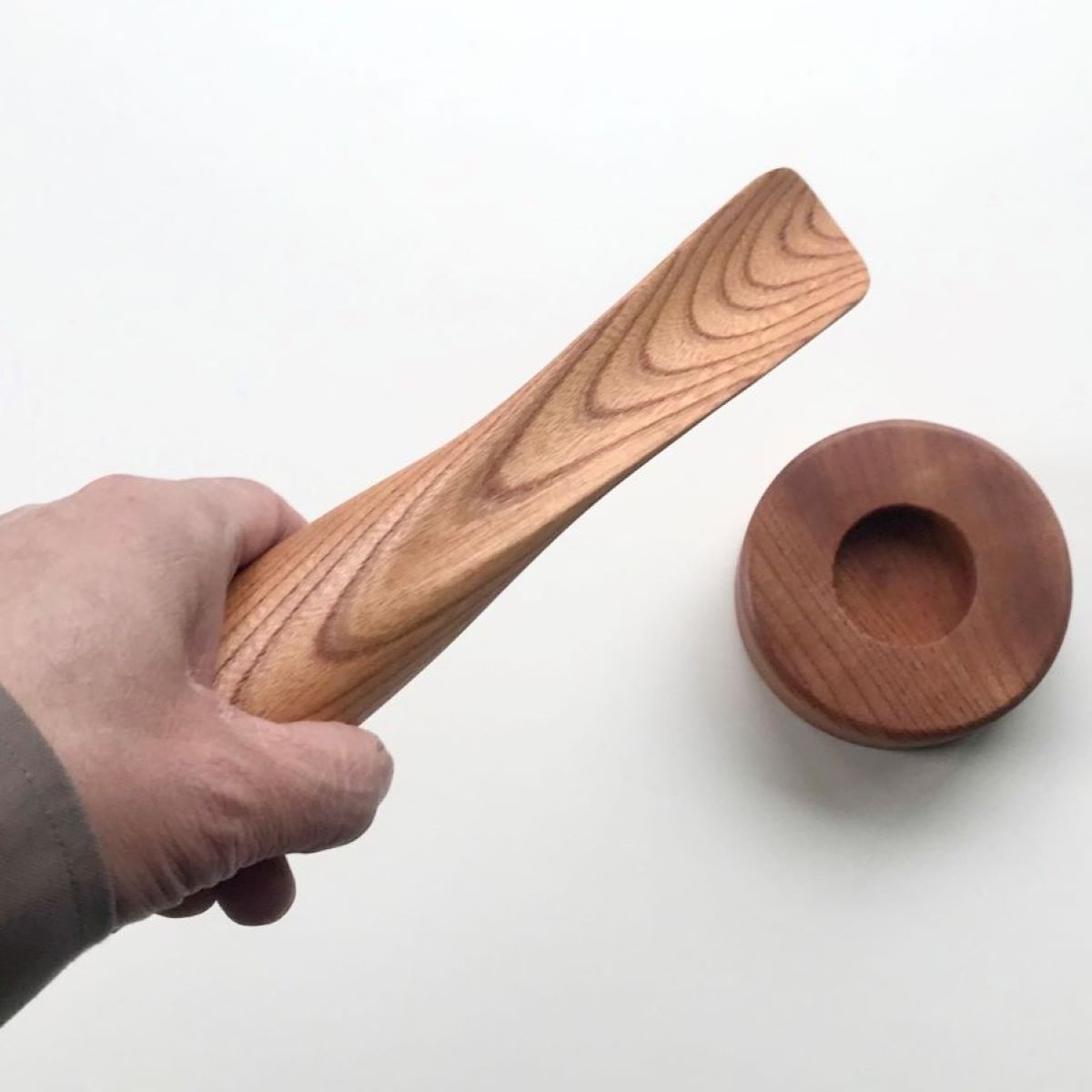 欅の木で作った立つ靴べら　スタンド付き　1セット　木製　WOOD STUDIO KUZE’S / ふるさと納税 木工品 天然木 天然素材 手作り 靴べら shoehorn 自立 スタンド付 日用品 雑貨 ギフト プレゼント 千葉県 茂原市 MBA004