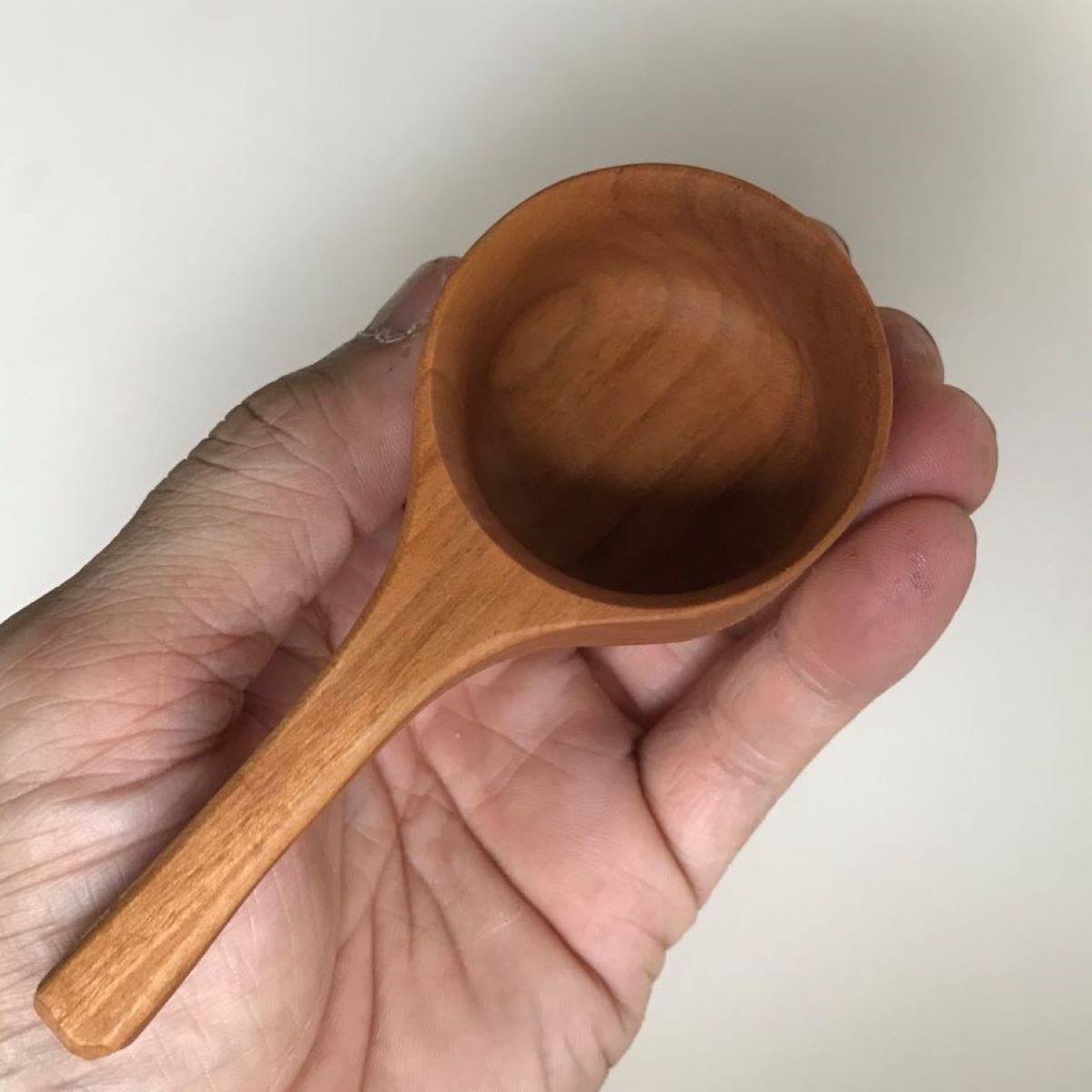 山桜orチェリーのコーヒーメジャースプーン　10g　木製　【WOOD STUDIO KUZE’S】 / ふるさと納税 木工品 天然木 天然素材 手作り スプーン コーヒーメジャー 10g 日用品 雑貨 ギフト プレゼント 千葉県 茂原市 MBA00