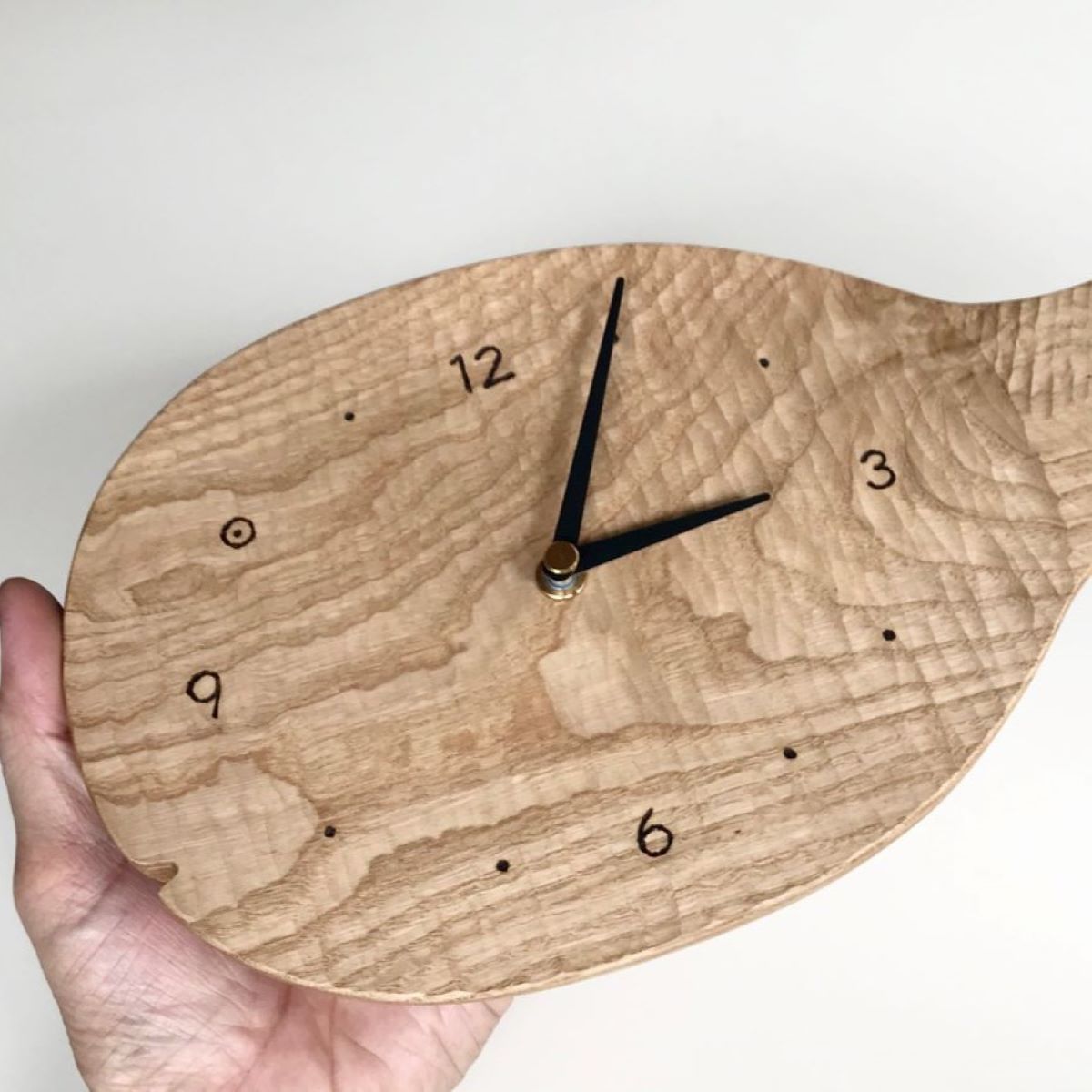 魚の壁掛け時計　Lサイズ　栗の木　木製(1個)　【WOOD STUDIO KUZE’S】 / ふるさと納税 木工品 インテリア 天然木 天然素材 手作り 時計 とけい 壁掛け さかな サカナ 魚 魚の器 日用品 雑貨 ギフト プレゼント 千葉県 茂原市 MBA007