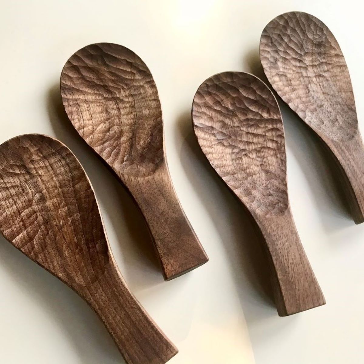 立つしゃもじブラックウォルナット　自立するしゃもじ(1個)木製 / ふるさと納税 木工品 天然木 天然素材 手作りしゃもじ 自立 キッチン用品 日用品 雑貨 千葉県 茂原市 MBA001