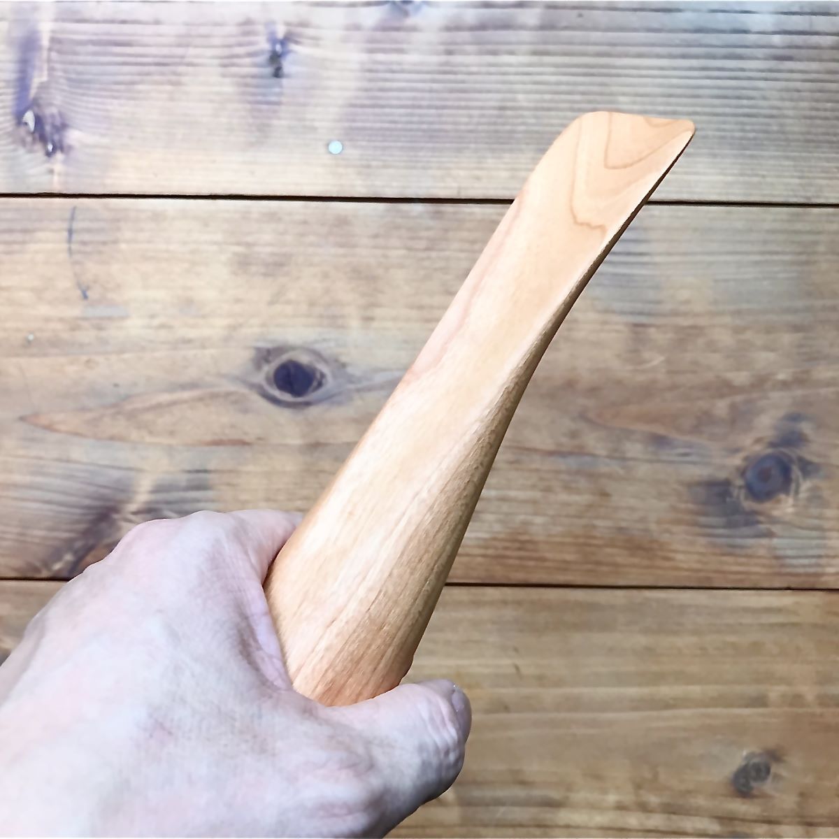 チェリーの木で作った立つ靴べら　自立する靴べら(1個)木製　WOOD STUDIO KUZE’S / ふるさと納税 木工品 天然木 天然素材 手作り 靴べら shoehorn 自立 日用品 雑貨 ギフト プレゼント 千葉県 茂原市 MBA003