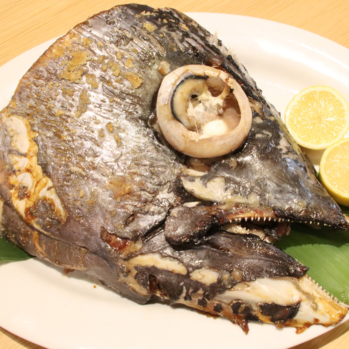 メバチマグロ兜 頭半割1個分（1kg） 1/4カット×2個 [0015-0069] 1/4カット１個