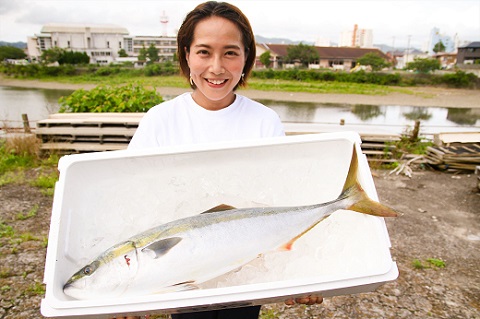 【日時指定必須】ブリ丸ごと一本！(さばき方が選べます) [0050-0049]