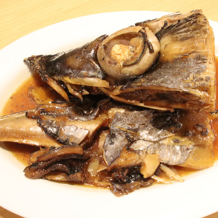 メバチマグロ兜 頭半割1個分（1kg） 1/4カット×2個 [0015-0069] 1/4カット１個