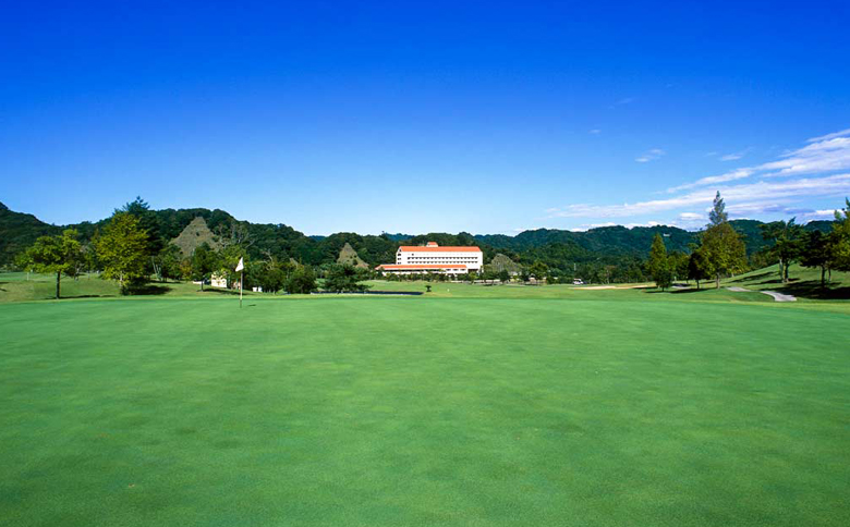 【鴨川カントリークラブ】ゴルフプレー券 ４名様《土日祝限定》 ＆ 市内共通宿泊券 ４万５千円　[0300-0007] ４名様＋宿泊券４万５千円