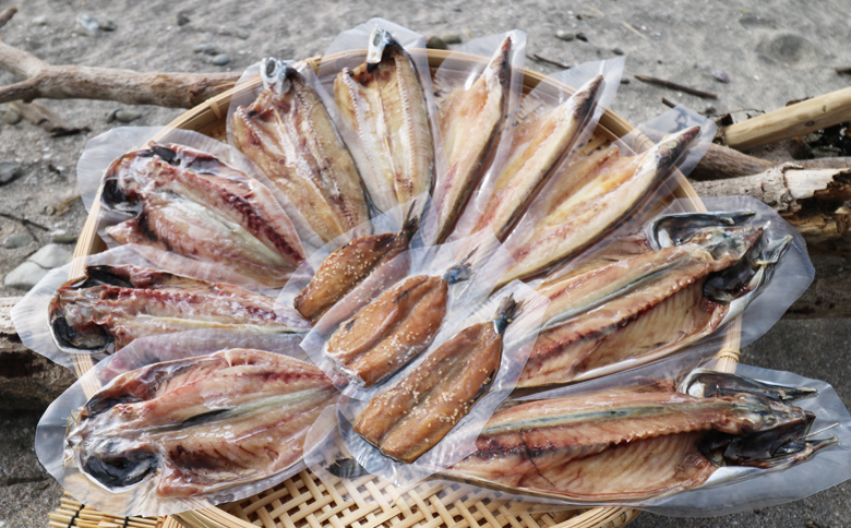 【極味の定期便】こだわりの国産ひもの詰合せ ５種１３枚 × 選べる３カ月　[0045-0002] 毎月３回