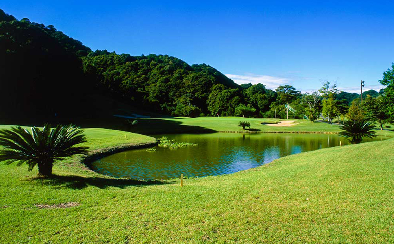 【鴨川カントリークラブ】ゴルフプレー券 ２名様《土日祝限定》 ＆ 市内共通宿泊券 ３万５千円　[0200-0012] ２名様＋宿泊券３万５千円