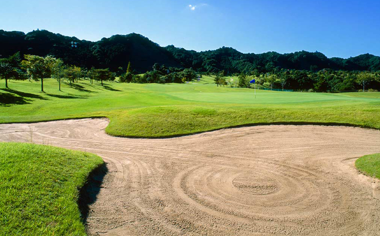 【鴨川カントリークラブ】ゴルフプレー券 ２名様《土日祝限定》 ＆ 市内共通宿泊券 ３万５千円　[0200-0012] ２名様＋宿泊券３万５千円