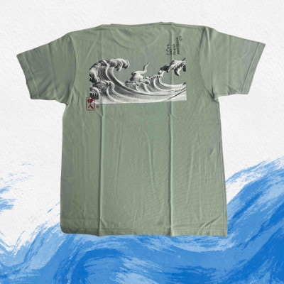 葛飾北斎名画の原点「波に宝珠」をモチーフにした『波の伊八』Tシャツ　ライトセージ【Lサイズ】