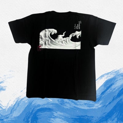 葛飾北斎名画の原点「波に宝珠」をモチーフにした『波の伊八』Tシャツ　ブラック【XLサイズ】