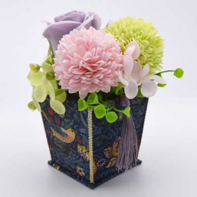 カルトナージュ花器の仏花アレンジと写真たて(BEST OF MORRIS)