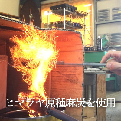 ガラスの鏡餅〈麻炭ガラス〉「もっちり」　ガラス細工のかがみ餅