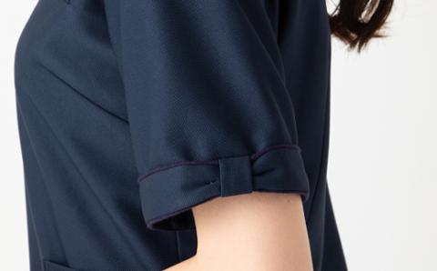 レピウスの白衣 【レディース】 リボンパイピングスクラブ / ネーム刺繍付き (サイズ：Lサイズ、カラー：ネイビー) ネイビー Lサイズ