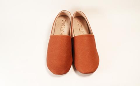 【KUTSUNE〈クツネ〉】ルームシューズ（革製・バブーシュタイプ） (サイズ：M(24.0-24.5cm)、カラー：茶) 茶 M(24.0-24.5cm)