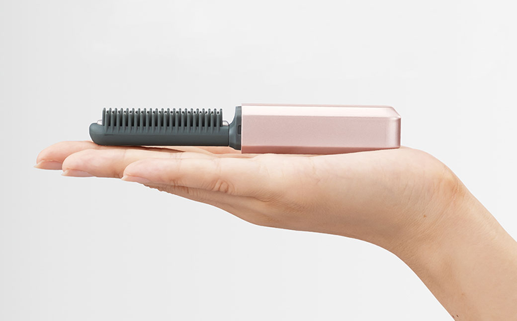 【KOIZUMI】コードレスアイロンブラシ (カラー：ブラック) | カバー付き 充電式 巻き髪 ストレート コテ コンパクト 手のひらサイズ ブラシ 持ち運び ブラック