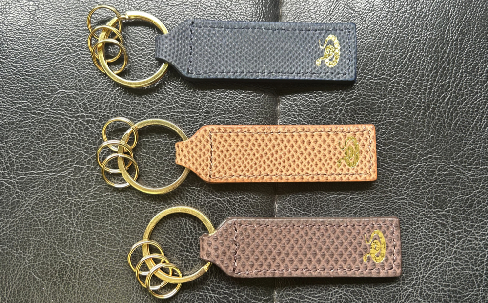 エキゾチックレザーを使用「キャッツアイ（カロング）・キーホルダー」(カラー：ネイビーブルー) ネイビーブルー