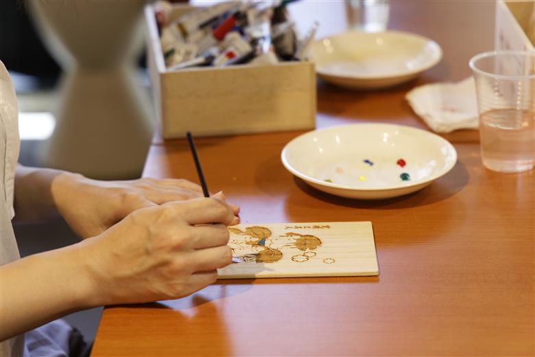 【谷中・箱義桐箱店】桐はがき[1枚]の塗り絵体験チケット（1名様分／60分）