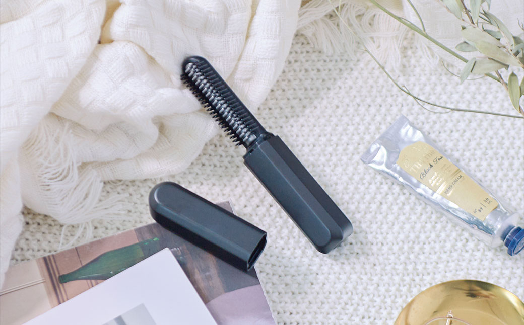 【KOIZUMI】コードレスアイロンブラシ (カラー：ホワイト) | カバー付き 充電式 巻き髪 ストレート コテ コンパクト 手のひらサイズ ブラシ 持ち運び ホワイト