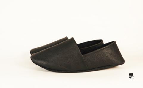 【KUTSUNE〈クツネ〉】ルームシューズ（革製・バブーシュタイプ） (サイズ：M(24.0-24.5cm)、カラー：黒) 黒 M(24.0-24.5cm)