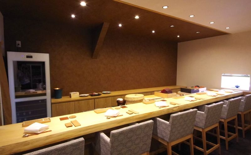 鮨　飛躍　旬の食材を使用したこだわり江戸前ディナーコース　チケット お食事券 寿司 握り 大とろ 穴子 ムラサキウニ 石鯛 赤貝 コース 旬の鮮魚 豊洲市場 墨田区 東京