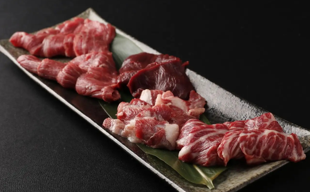 【馬肉とワイン 気まぐれバル 恵比寿 Whim】《120分飲み放題》【熊本直送の馬刺しやユッケ、希少シャトーブリアン焼き付】特選コース＜2名様分＞（ぐるなびセレクション） 【125060】