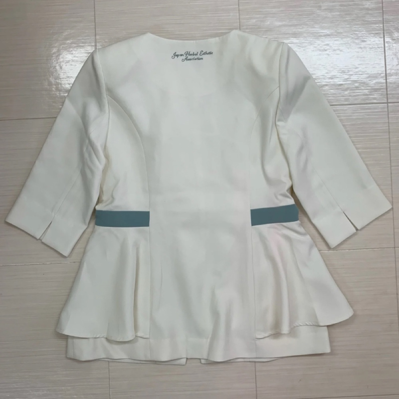 COEL×JapanHerbalEstheticAssociationコラボ・シャンパンホワイトカラー・おしゃれ着エステ用ユニフォーム・フリル付き韓国人気ジャケット 【189001】