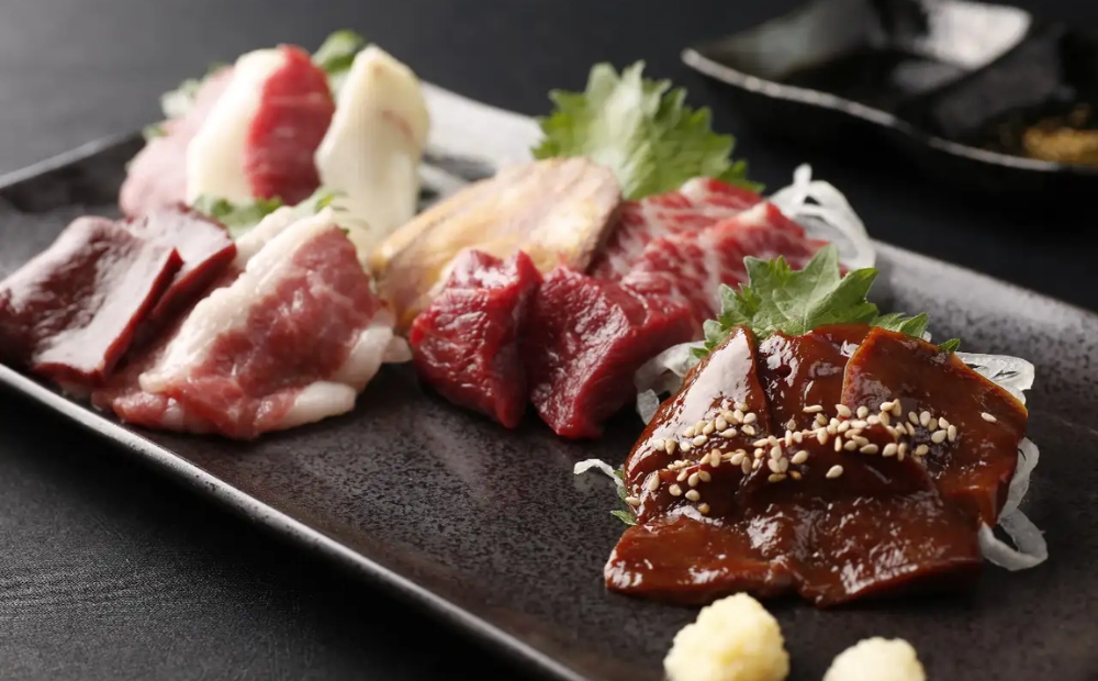 【馬肉とワイン 気まぐれバル 恵比寿 Whim】《120分飲み放題》メッセージ付き肉ケーキコース＜2名様分＞（ぐるなびセレクション） 【125061】