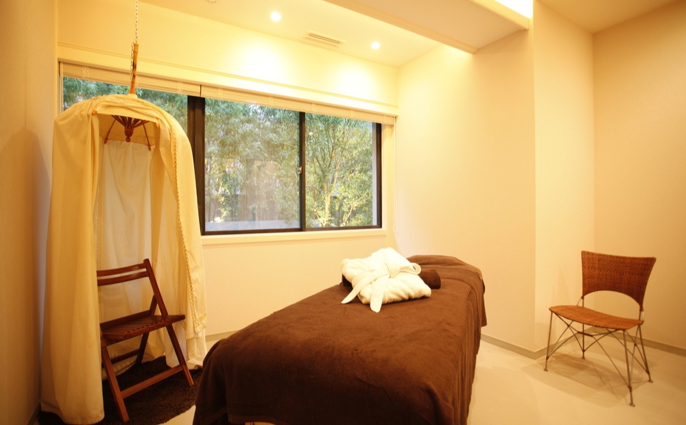 [アユアラングレース]【平日限定】男女可！表参道の一軒家サロンでリラクゼーションマッサージ（ボディorフェイシャル）60分1回