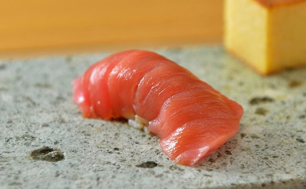 【鮨 くりや川】夜のおまかせコース18品とプレミアム日本酒ペアリング4杯＜1名様分＞（ぐるなびセレクション）