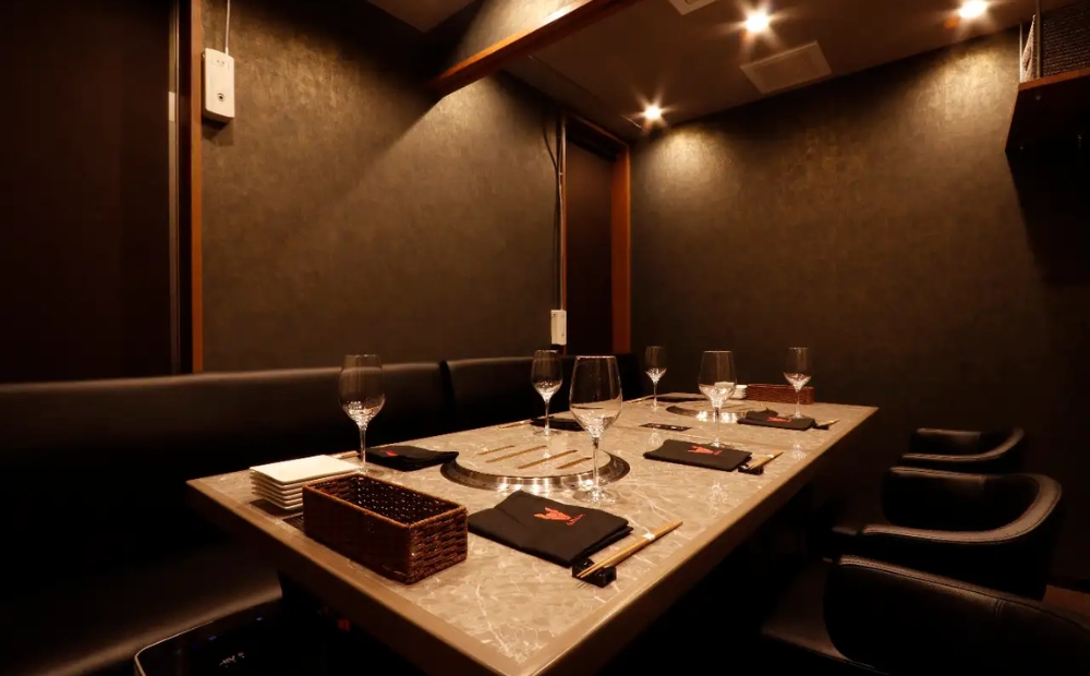 【馬肉とワイン 気まぐれバル 恵比寿 Whim】《120分飲み放題》メッセージ付き肉ケーキコース＜2名様分＞（ぐるなびセレクション） 【125061】