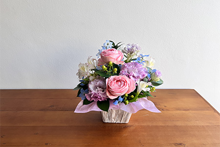 [kanon]指定日配送可！季節のフラワーアレンジメント Mサイズ