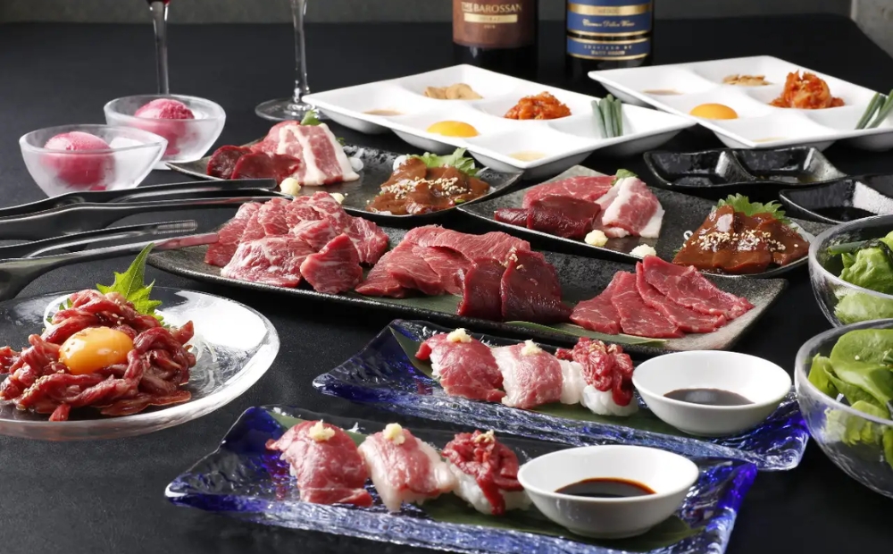 【馬肉とワイン 気まぐれバル 恵比寿 Whim】《120分飲み放題》【熊本直送の馬刺しやユッケ、希少シャトーブリアン焼き付】特選コース＜2名様分＞（ぐるなびセレクション） 【125060】