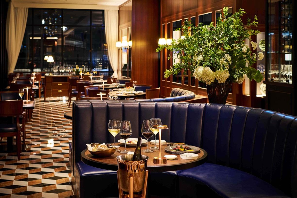 【ヒルトン横浜】料理長おすすめ。楽しい会食に最適！  シーフードとステーキを堪能できる乾杯ドリンク付きディナーコース（２名様分）