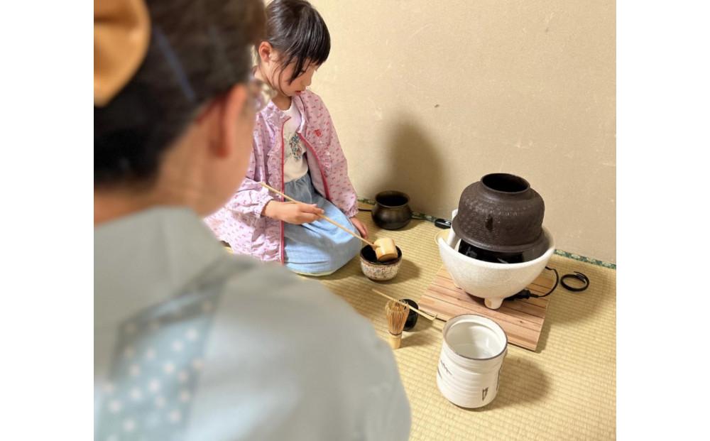 月一回、地元の小学校に通う子どもたちと”おもてなし”の育み、茶道体験